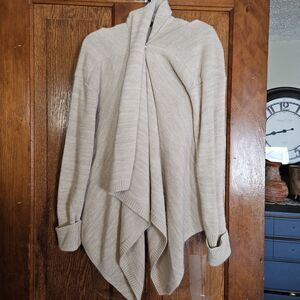 Women’s Small Venus Light Oatmeal Top Cardigan One Button‎ Sharkbite Hem